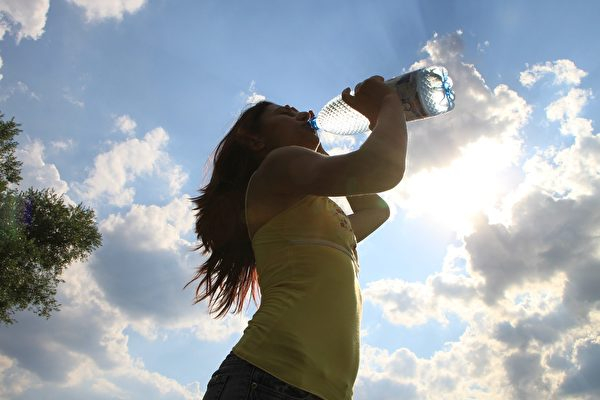 Người phụ nữ Mỹ chết vì ngộ độc nước sau khi uống cạn gần 2 lít nước trong 20 phút