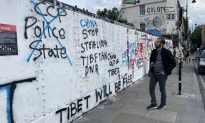 Nhóm sinh viên Trung Quốc viết khẩu hiệu ủng hộ Bắc Kinh lên bức tường nghệ thuật ở London - Dân địa phương tức giận