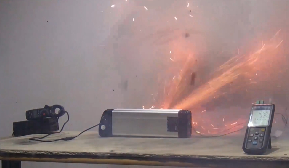 Video pin xe đạp điện phát nổ tạo thành một vụ cháy kinh hoàng