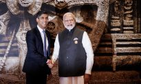 Thủ tướng Anh được chào đón nồng nhiệt khi đến Ấn Độ dự hội nghị thượng đỉnh G20