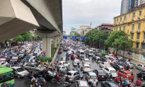 Hà Nội: Mưa lớn từ sáng sớm, tắc đường từ hầm gửi xe đến nhiều con phố