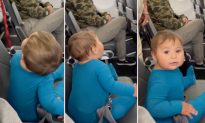 Em bé 10 tháng tuổi cổ vũ hành khách bằng cách chào đón họ trên máy bay sau 3 giờ bay bị trì hoãn