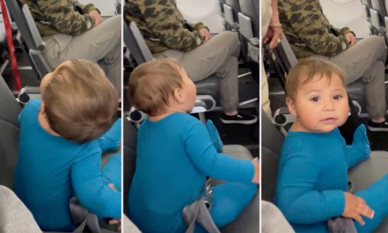 Em bé 10 tháng tuổi cổ vũ hành khách bằng cách chào đón họ trên máy bay sau 3 giờ bay bị trì hoãn