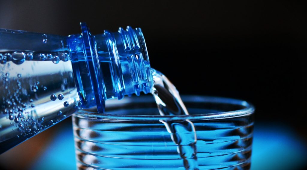 Kết quả sẽ ra sao nếu chỉ uống nước máy đun sôi thay vì nước đóng chai?