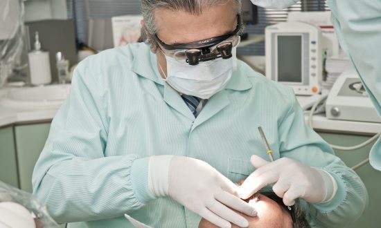 Cạo vôi răng có thực sự làm răng trắng hơn? Bác sĩ: Những đối tượng không nên lấy vôi răng