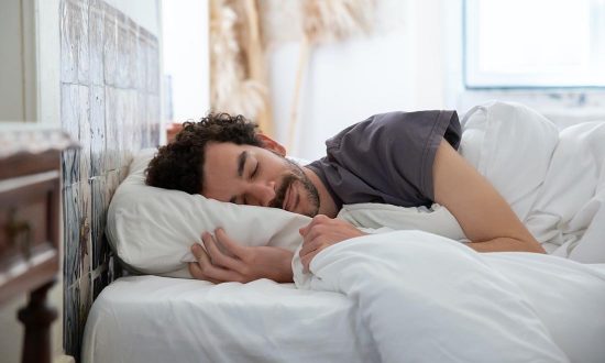 Khi ngủ nên nằm nghiêng sang trái hay sang phải? Tưởng dễ nhưng nhiều người hiểu lầm!