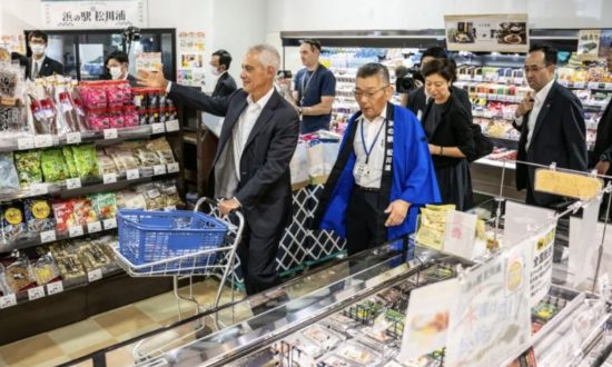 Đại sứ Mỹ đến Fukushima thưởng thức hải sản, chỉ trích lệnh cấm của Trung Quốc