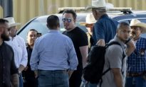 Elon Musk bất ngờ đến biên giới Texas - Mexico, tận mắt chứng kiến dòng người nhập cư bất hợp pháp