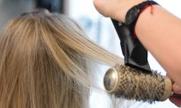 Nên sấy tóc ngay sau khi gội hay để tóc khô tự nhiên?