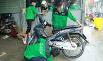 Sinh viên Đà Nẵng sửa xe miễn phí cho người dân vùng ngập lụt