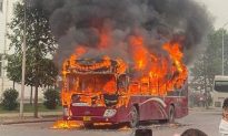 Xe khách chở công nhân ở Bắc Giang bất ngờ bốc cháy và bị thiêu rụi