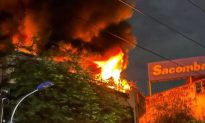 Cháy cửa hàng mỹ phẩm khiến trăm hộ dân bị mất điện, nhiều người tháo chạy