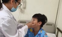 Hà Nội: Bé trai bị vỡ mũi vì xem bạn chơi 'đồ long đao'