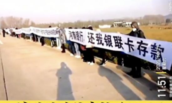Trung Quốc: Người gửi tiền tại ngân hàng nông thôn Hà Nam biểu tình trên đường cao tốc