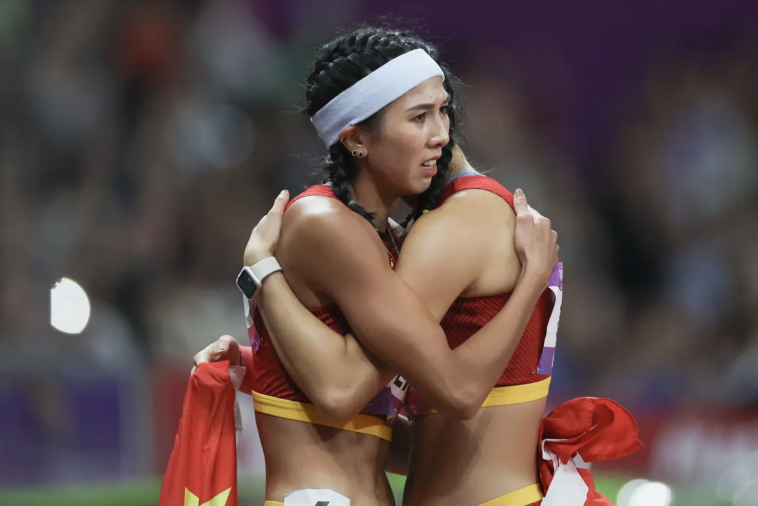 Trung Quốc kiểm duyệt gắt gao bức ảnh hai nữ vận động viên ASIAD ôm nhau