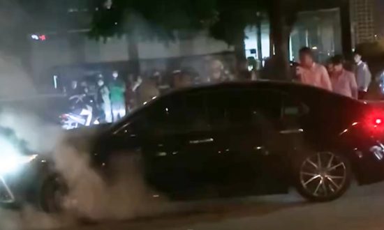 Xe Toyota lao vào vỉa hè bốc khói, cảnh sát phá cửa cứu tài xế bất tỉnh