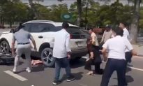 Thanh niên bị va chạm ngã lọt vào gầm ô tô, người dân nâng xe cứu nạn