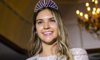 Nữ y tá nha khoa 26 tuổi đăng quang cuộc thi hoa hậu mặt mộc đầu tiên trên thế giới