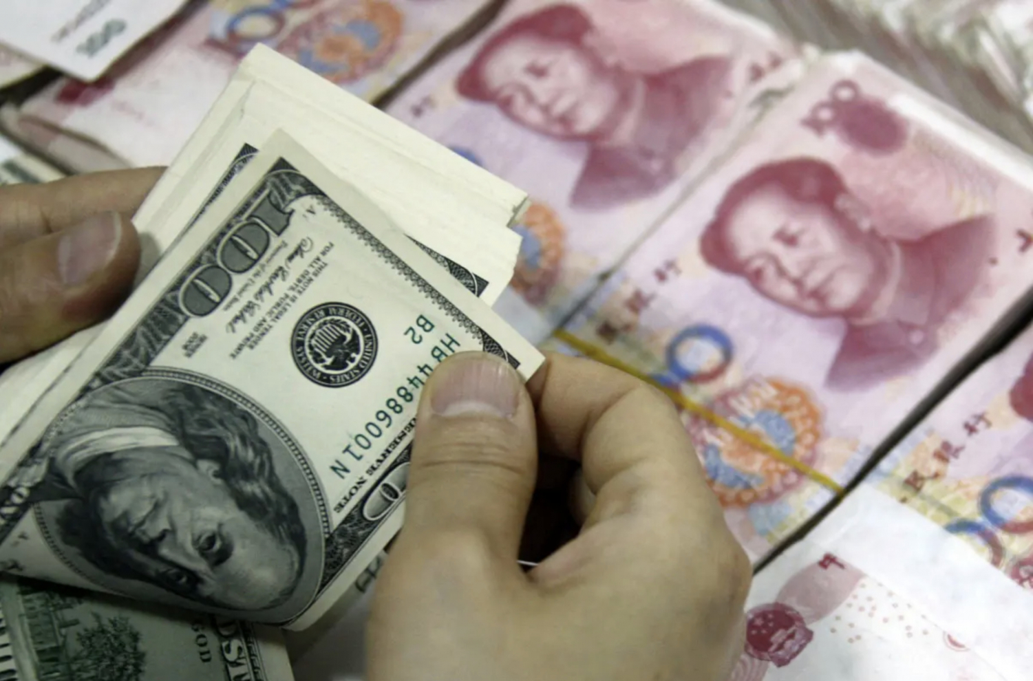 Trung Quốc bán tháo trái phiếu kho bạc Mỹ trong khi các nước khác tích cực mua vào