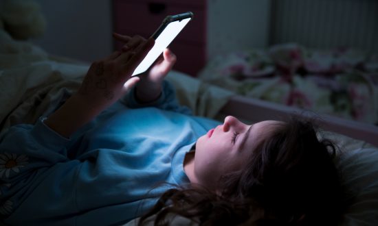 5 hậu quả đáng sợ của việc chơi điện thoại trước khi đi ngủ trong một thời gian dài