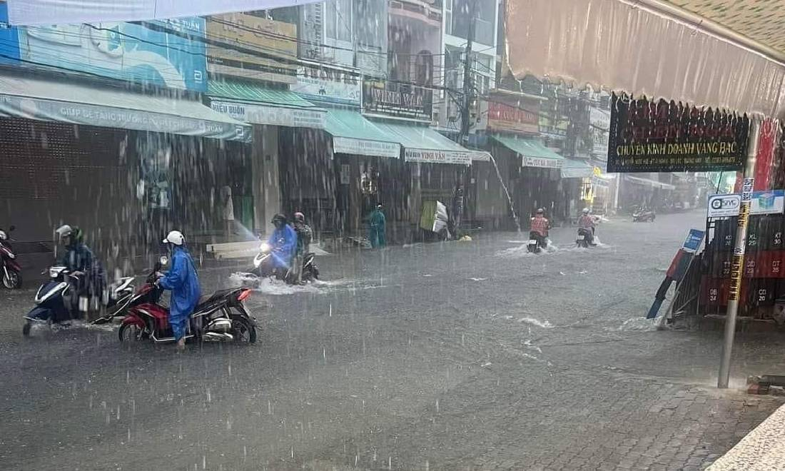 Đà Nẵng: Liên tiếp đón nhận mưa lớn, một tháng 3 lần chạy lụt