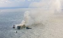Thừa Thiên Huế: Tàu cá bốc cháy dữ dội giữa biển, 12 ngư dân kêu cứu