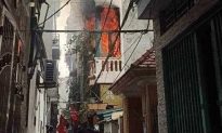 Hà Nội: Cháy lớn tại căn nhà sâu trong ngõ nhỏ, khói đen bao trùm