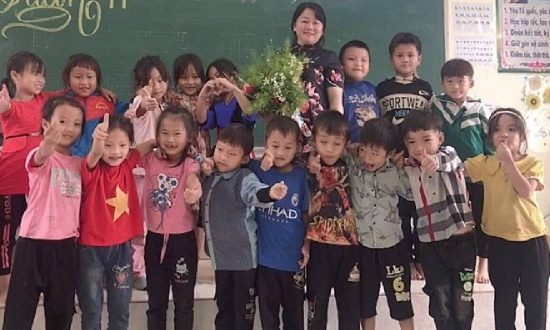 Tan chảy hình ảnh những bó hoa rừng của trò nghèo Tây Bắc tặng cô giáo