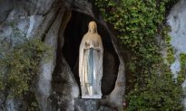 Kỳ lạ: Tượng Đức Trinh Nữ Maria ở Mexico rơi nước mắt