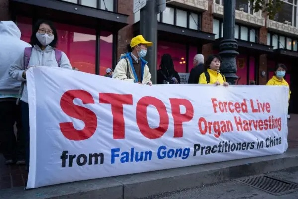 Các học viên Pháp Luân Công giương biểu ngữ kêu gọi Trung Quốc chấm dứt nạn cưỡng bức thu hoạch nội tạng do nhà nước hậu thuẫn ở San Francisco vào ngày 14/11/2023. (Ảnh: Zhou Rong/The Epoch Times)