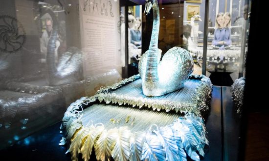 Thiên nga bạc 250 tuổi có bộ máy cơ khí đồng hồ được trùng tu tại bảo tàng Anh