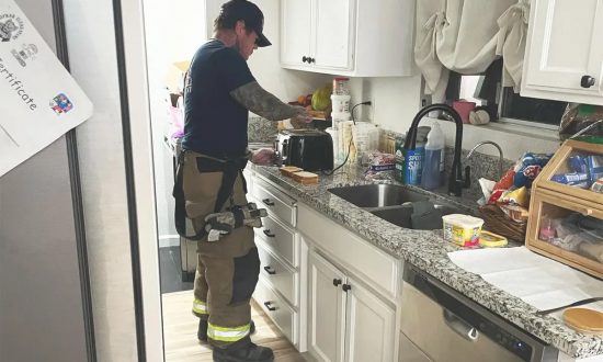 Một anh lính cứu hỏa làm bữa sáng cho 3 đứa trẻ khi mẹ các bé phải đi viện