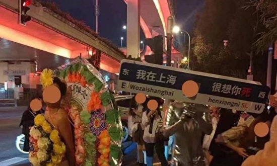 Người dân Thượng Hải đeo vòng hoa và mặc quần áo bảo hộ để chế nhạo ĐCSTQ trong ngày Halloween