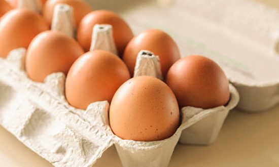Không phải mua trứng càng lớn thì càng tốt! 7 mẹo giúp chọn trứng tươi ngon