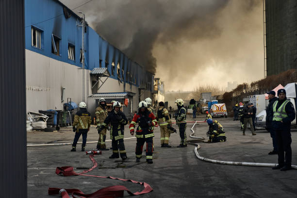 Lính cứu hỏa Ukraine khẩn trương dập tắt đám cháy sau một vụ tập kích tên lửa của Nga, ngày 29/12/2023 tại Kyiv, Ukraine. (Ảnh: Kostiantyn Liberov/Libkos/Getty Images)