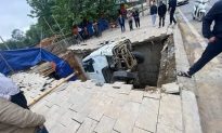 Sập hành lang cầu, xe tải lọt xuống hố sâu ở Yên Bái