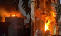 Hà Nội: Cháy nhà 4 tầng trong ngõ nhỏ, khói lửa bốc dữ dội