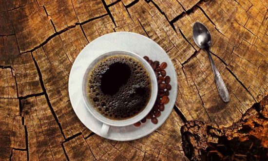 Caffeine tổng hợp và caffeine tự nhiên là gì? Ảnh hưởng đến lão hóa thế nào?