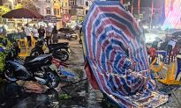 Quảng Ninh: xe bán tải tông nhiều xe trên phố, phi lên quán nước và cột điện