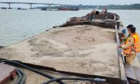 Hà Nội: 'Cát tặc' hút hơn 100m3 cát trên sông Hồng