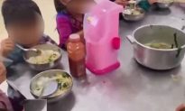 Lào Cai: 11 học sinh ăn chung 2 gói mì tôm chan cơm gây tranh cãi