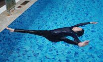 Cụ bà U80 lập kỷ lục biểu diễn yoga nổi trên mặt nước, xoay 80 vòng dưới nước