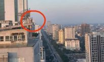 Kịp thời giải cứu cô gái lên nóc tòa nhà 27 tầng định tự tử