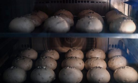 Tiệm bánh mì 2 tệ đang rộ lên ở Trung Quốc, người trẻ là khách hàng chính