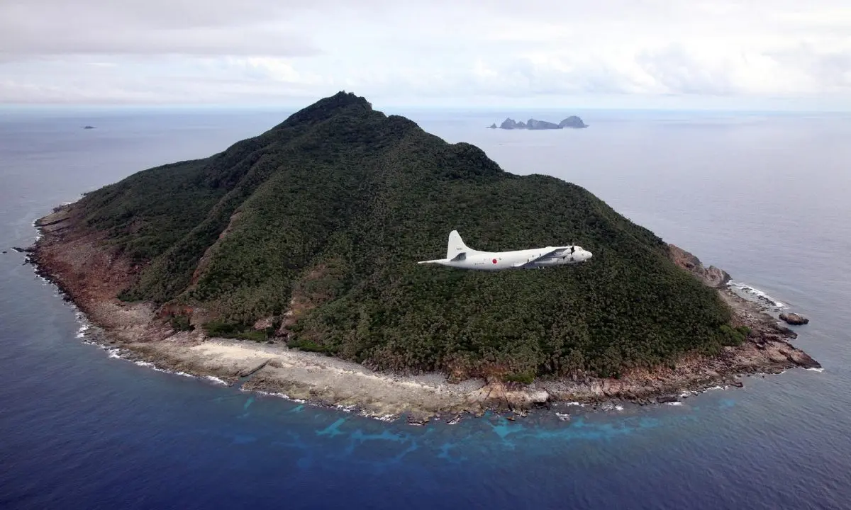 Một máy bay tuần tra của Nhật Bản bay qua quần đảo tranh chấp, được gọi là Quần đảo Senkaku ở Nhật Bản và Quần đảo Điếu Ngư ở Trung Quốc, nằm ở Biển Hoa Đông vào ngày 13/10/2011. (Ảnh: Japan Pool/AFP/Getty Images)