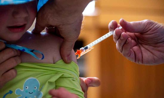 Các nhà nghiên cứu phát hiện vaccine COVID-19 liên quan đến nguy cơ sưng hạch bạch huyết cao hơn ở trẻ em