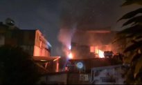 Hà Nội: Cháy dữ dội ngôi nhà 3 tầng, giải cứu cụ bà 82 tuổi mắc kẹt