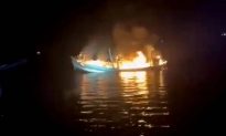 Cà Mau: Nghi bị ném 'bom xăng', tàu cá bốc cháy dữ dội trên biển