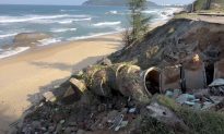 Quảng Ngãi: Sạt lở bờ biển nghiêm trọng, hàng trăm mét đất liền bị cuốn trôi