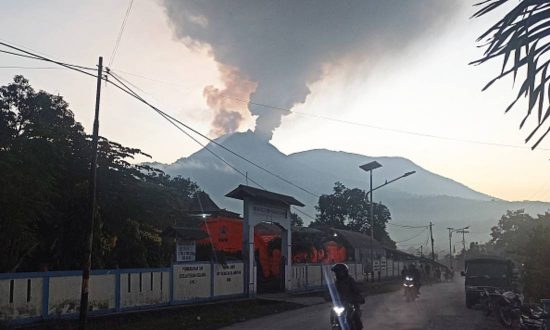 Núi lửa Indonesia phun trào, hơn 2.000 người sơ tán, sân bay đóng cửa